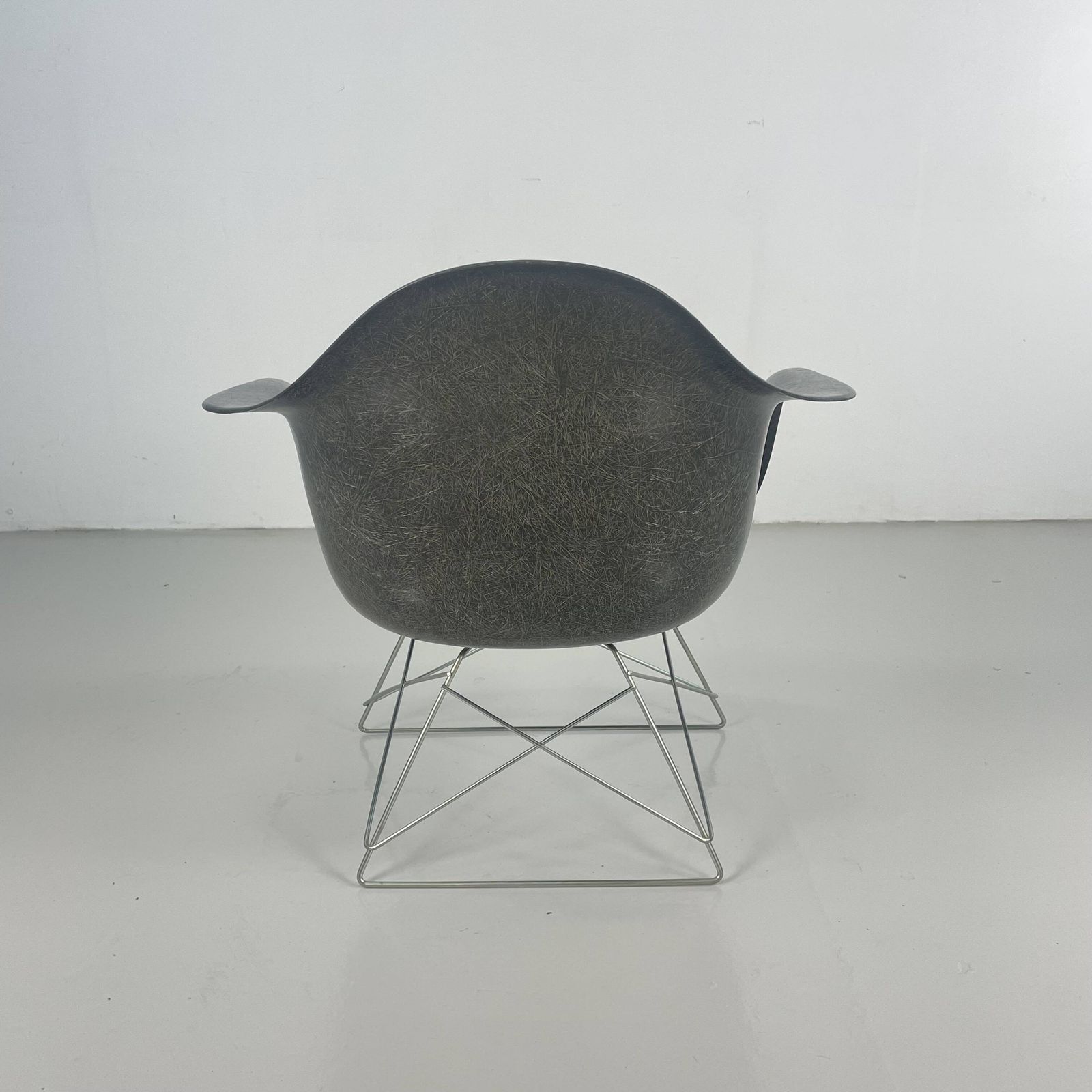 Eames Herman Miller 1950s Lar Armchair In Elephant Grey On Cats Cradle Black Base photo 1079.0