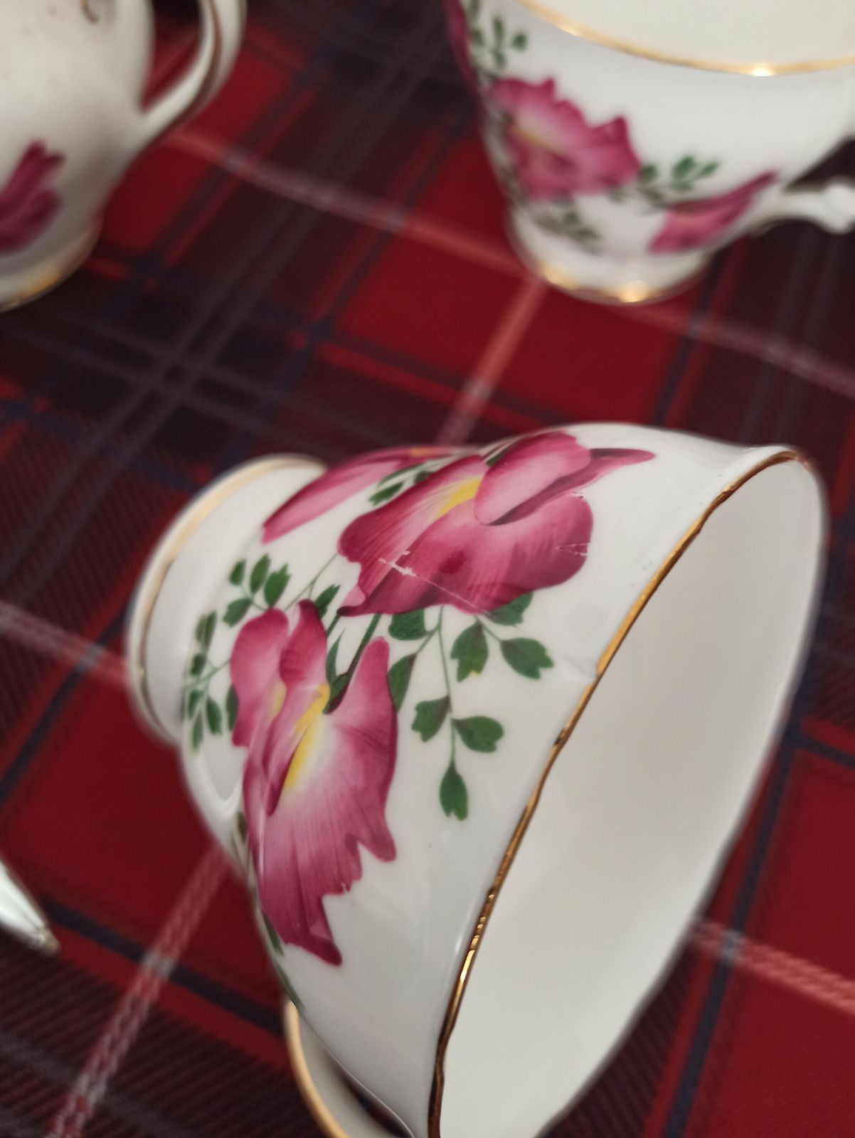 photo furniture Royal Vale Bone China Tea Set. 6 Cups, 6 Saucers, Milk Jug And Sugar Bowl.