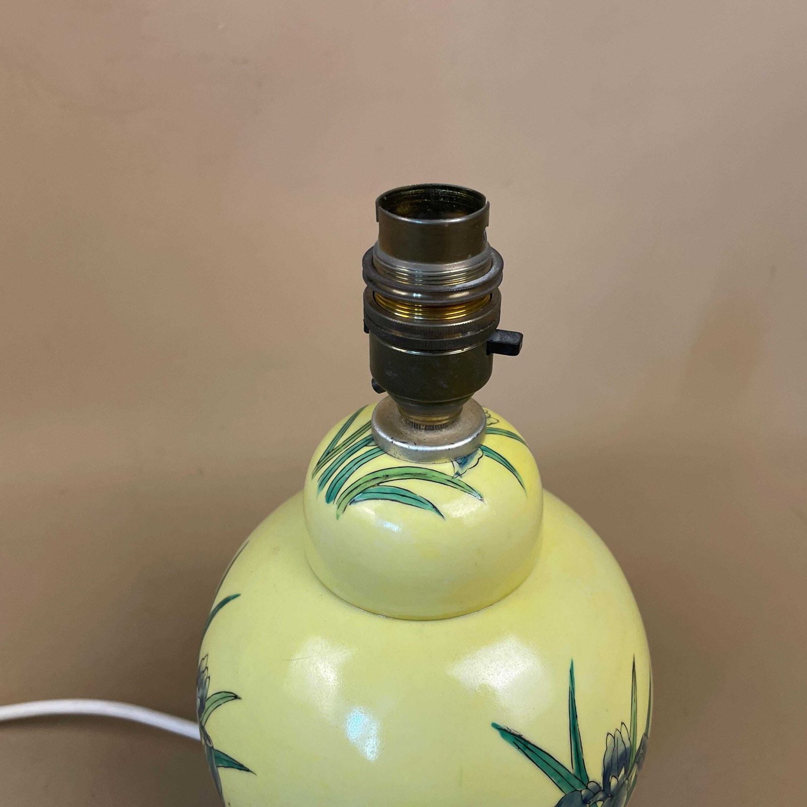 Vintage Ceramic Lamp Light Bedside Table Hand Painted Chinese Floral Design Pattern Wood Base Oriental Vase Yellow Antique Brass Ginger Jar photo Lighting
