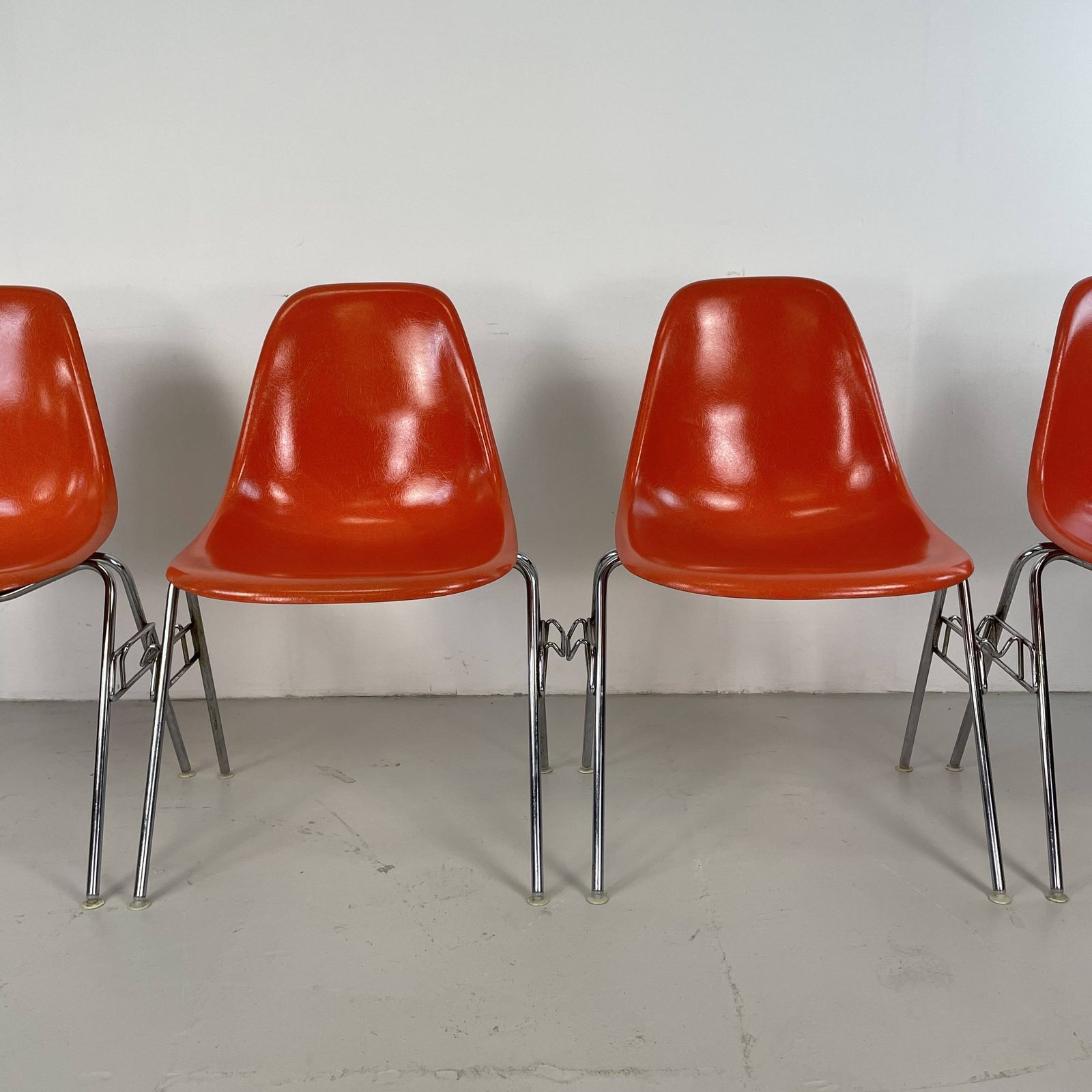 Set Of 4 Eames For Herman Miller Dss Side Chairs In Coral photo buy