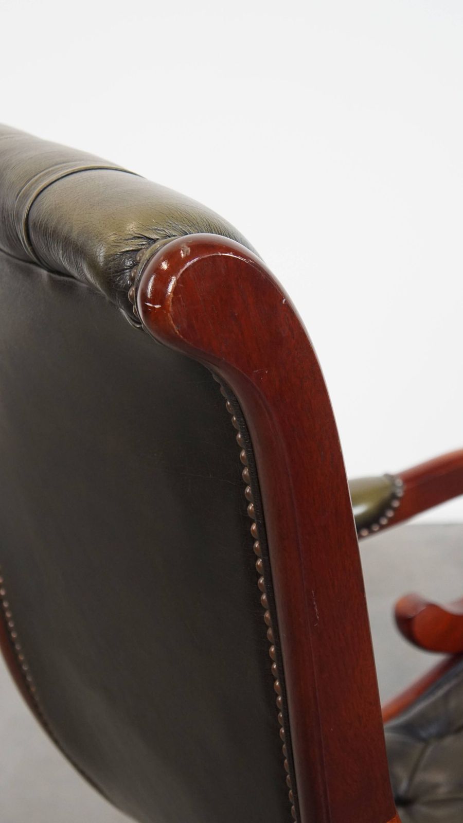 Furniture Timeless And Classic Green English Style Cowhide Chesterfield Armchair With Wood photo