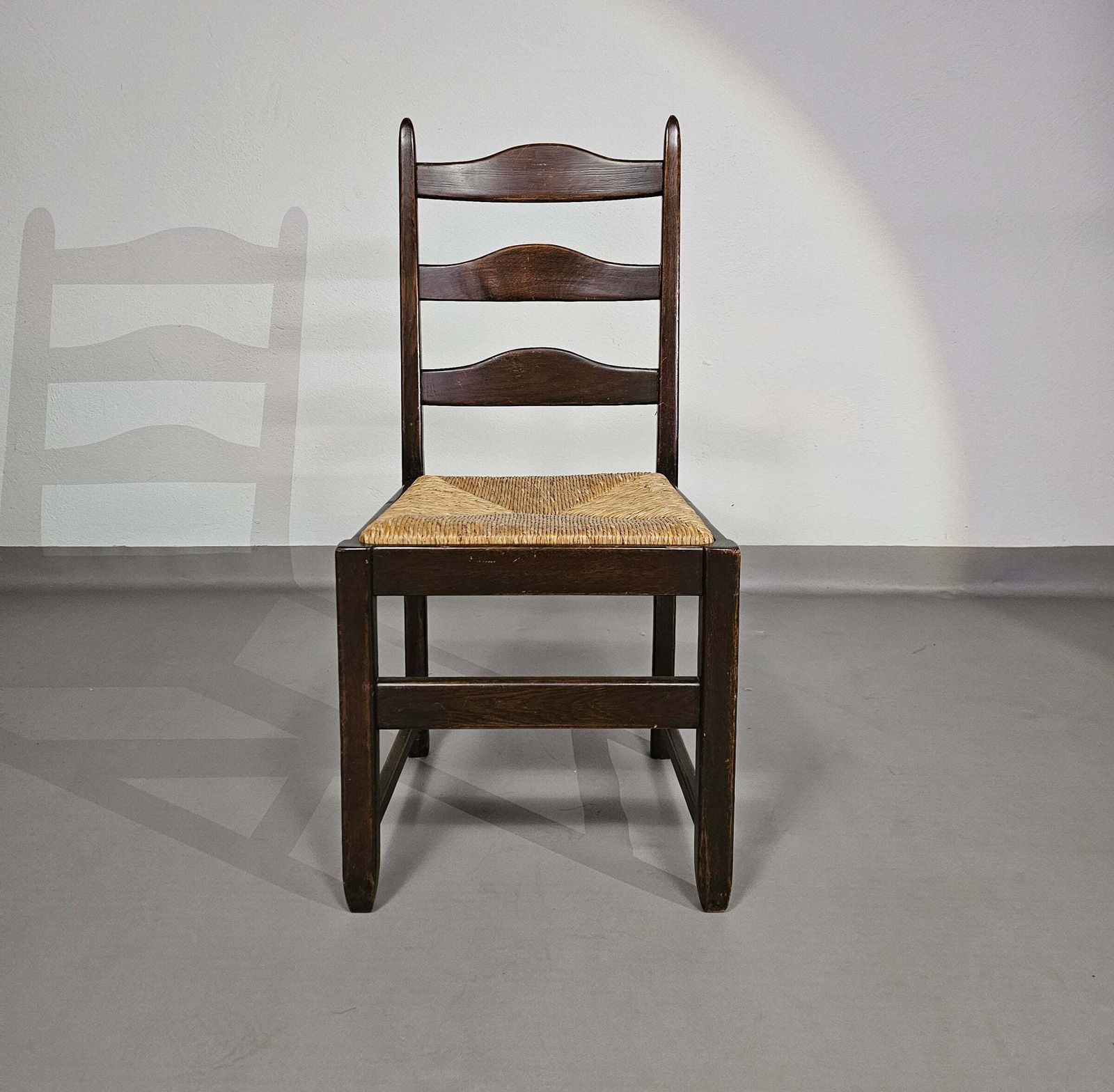 photo vintage Set Of 2 Oak , Rustic, Farmhouse, Ladderback Dining Chairs With Rush Seats