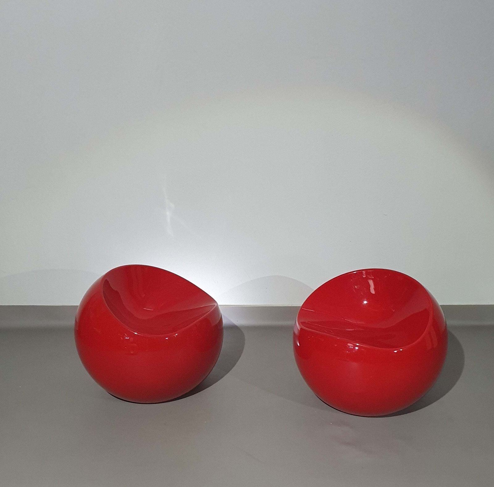 Dupont Finn Stone Ball Chairs / "Colani" Side Table photo buy