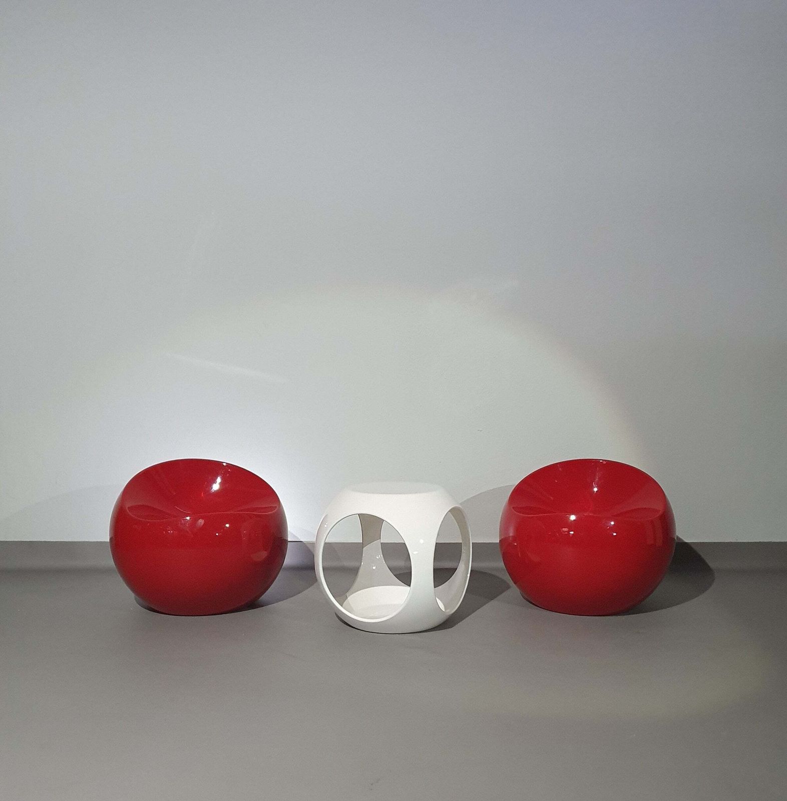 952.0 Dupont Finn Stone Ball Chairs / "Colani" Side Table photo