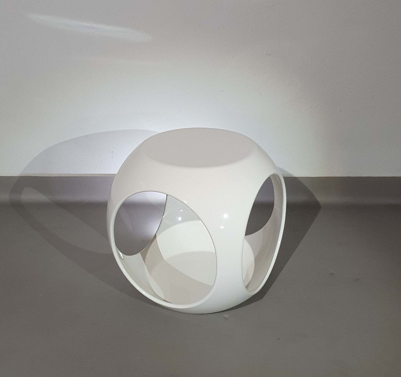 photo vinterior Dupont Finn Stone Ball Chairs / "Colani" Side Table