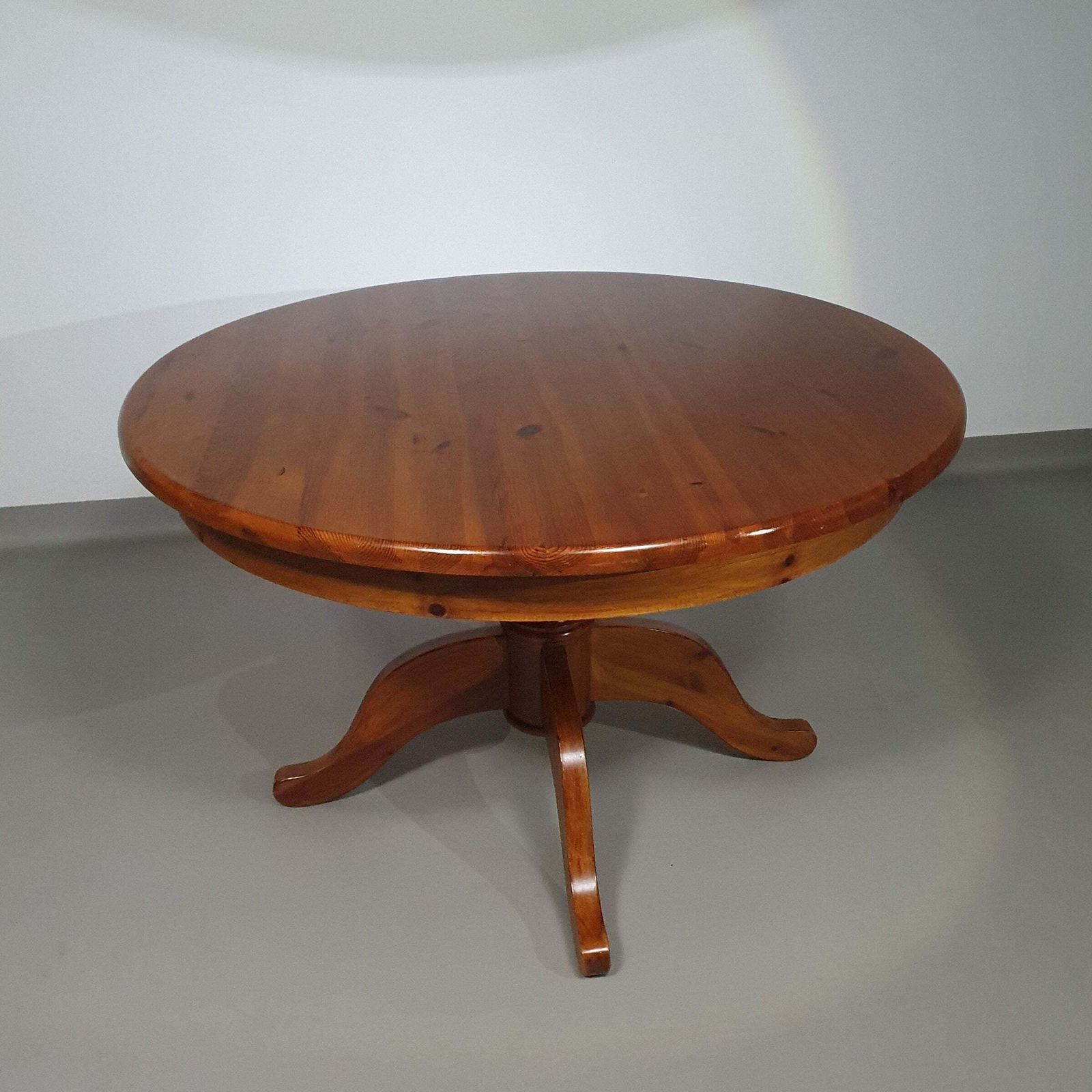 photo vinterior 70s Pine Wood Dining Table / Wood Column Leg Table In 4 Leg Design With Round Top Width 125 Cm Height 75 Cm