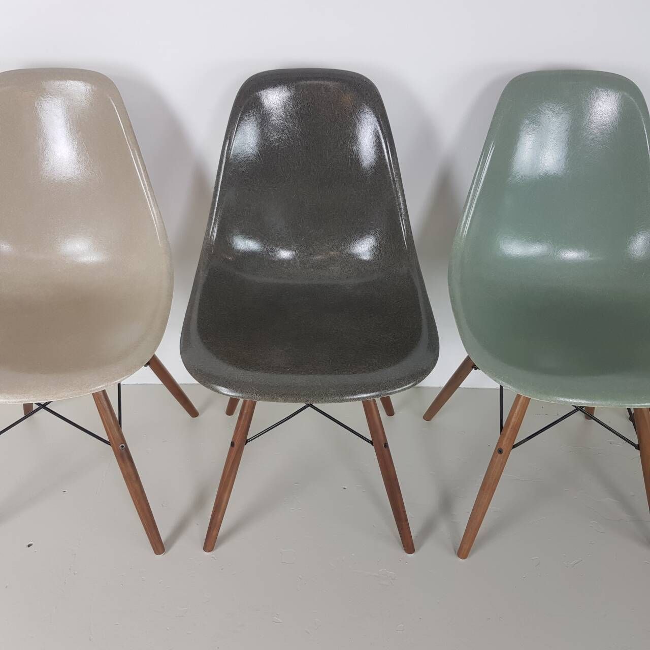 Herman Miller Eames Dsw Chairs In Light Greige / Elephant Gray / Seafoam Green / Black photo 2157.0