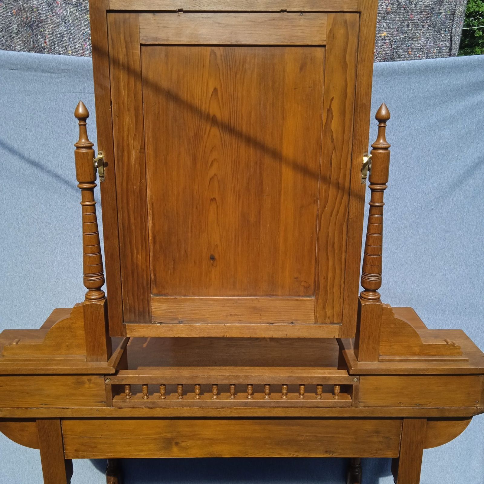 Late Victorian Mahogany Dressing Table With Carved Mirror. photo vinterior
