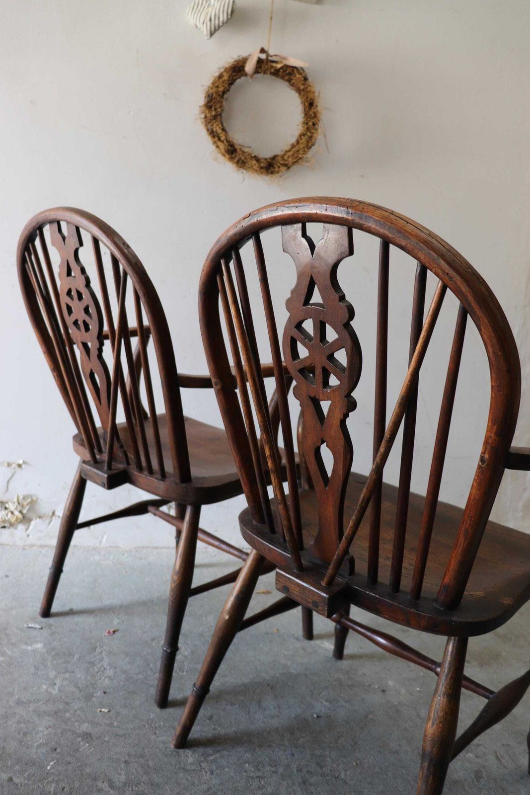 photo furniture Charming Pair Of Engish Elm And Oak Wheel Back Farmhouse Carver Chairs