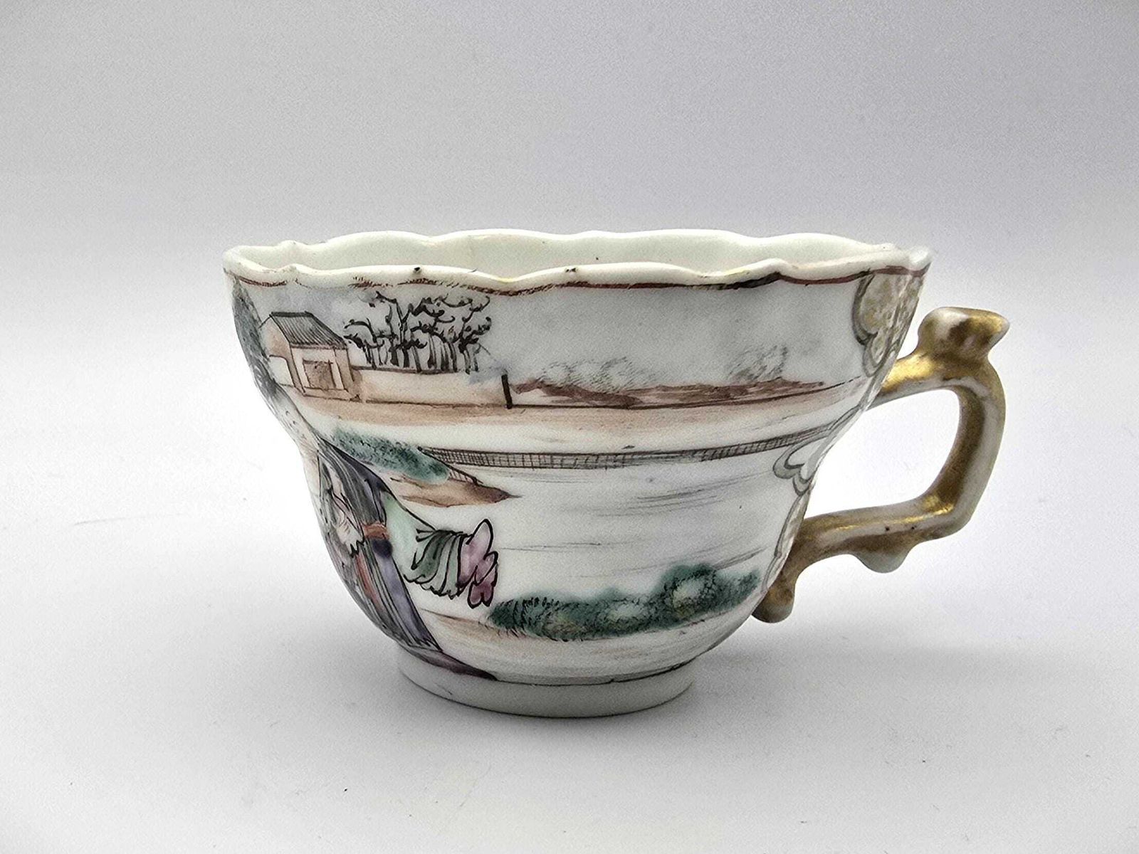 Antique 19th Century Chinese Famille Rose Porcelain Teacup With Painted Figures, Scalloped Edge And Gold Handle photo vinterior