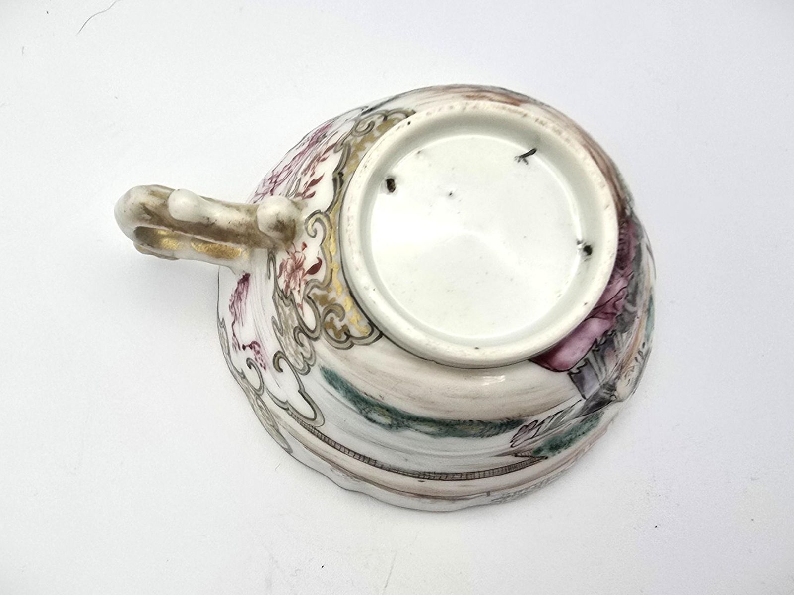 Antique 19th Century Chinese Famille Rose Porcelain Teacup With Painted Figures, Scalloped Edge And Gold Handle photo vintage