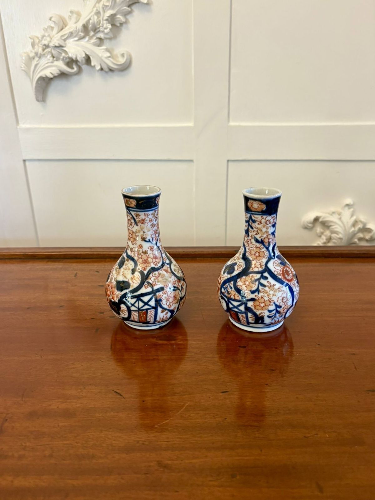 photo furniture Small Pair Of Antique 20th Century Quality Japanese Imari Vases