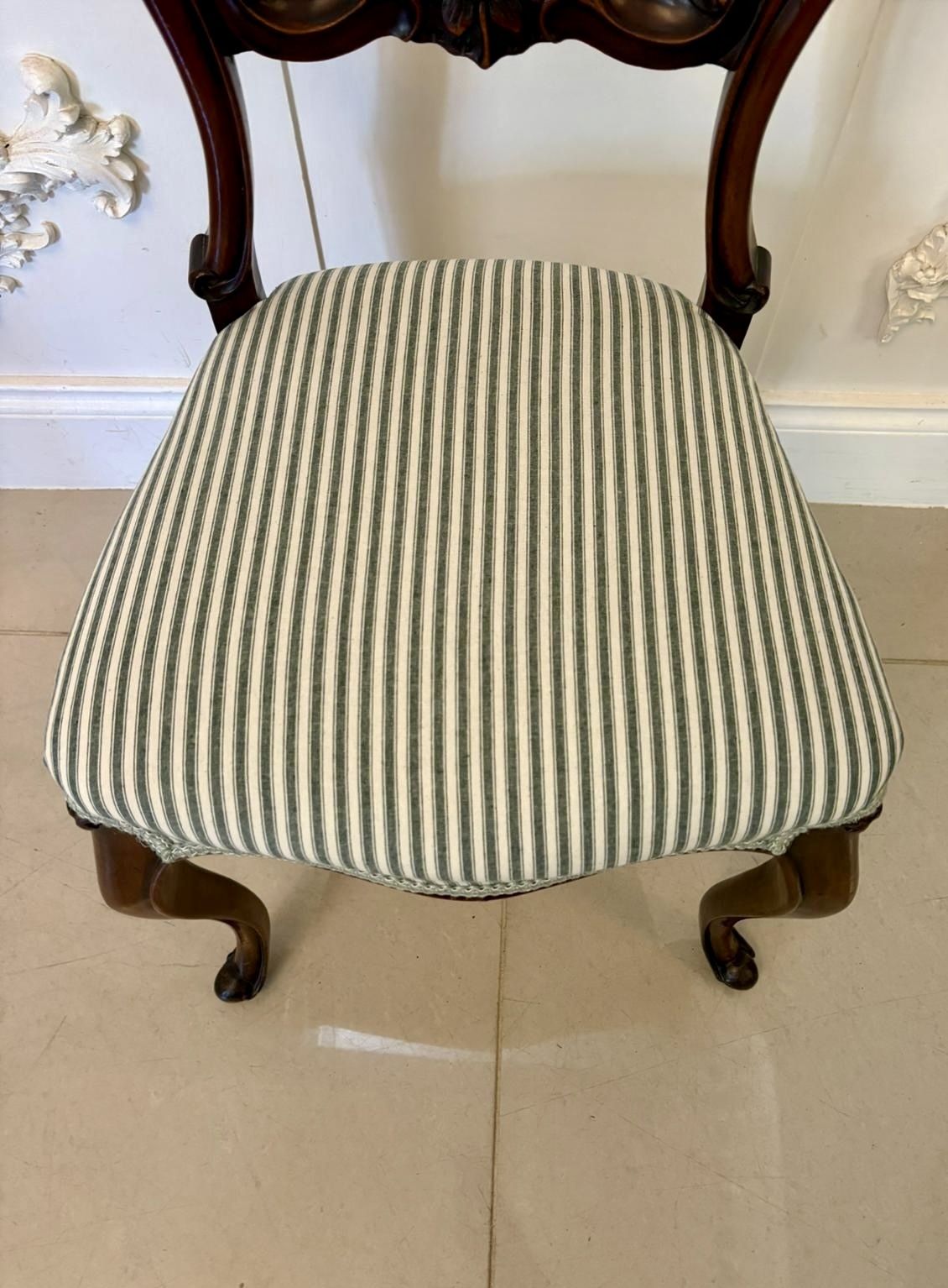 photo vinterior Set Of 6 Antique 19th Century Quality Carved Mahogany Balloon Back Dining Chairs