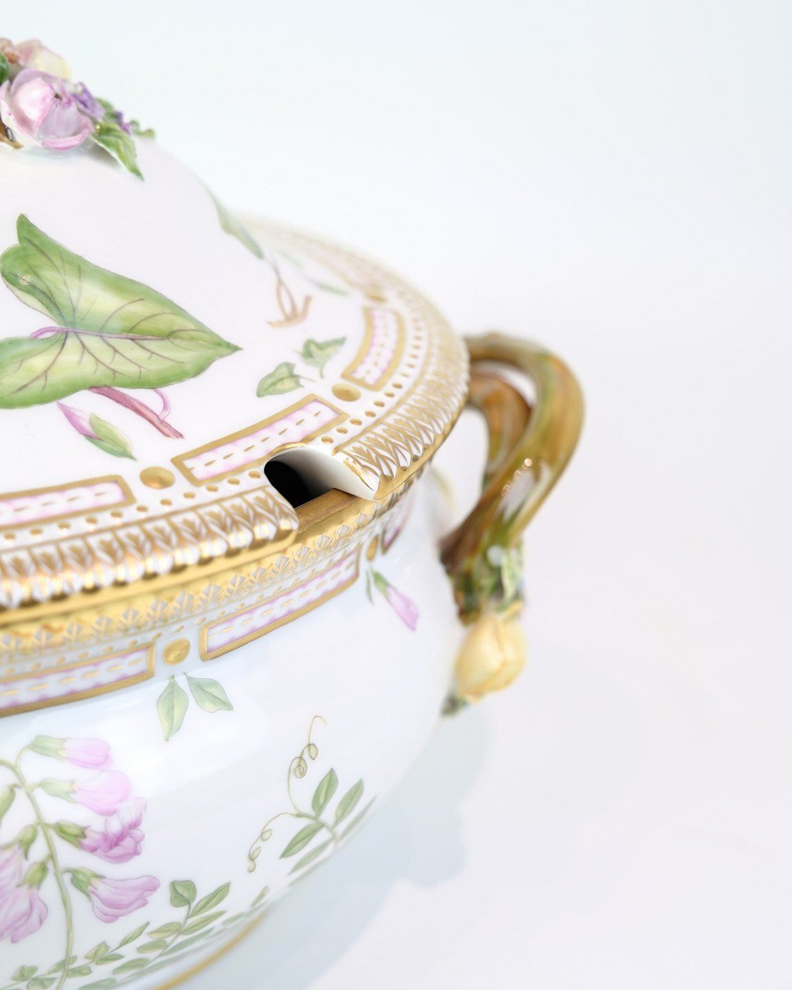 Tureen With Lid Handle   Dek.No. 20/3559   Porcelain   Royal Flora Danica   Royal Copenhagen photo for sale