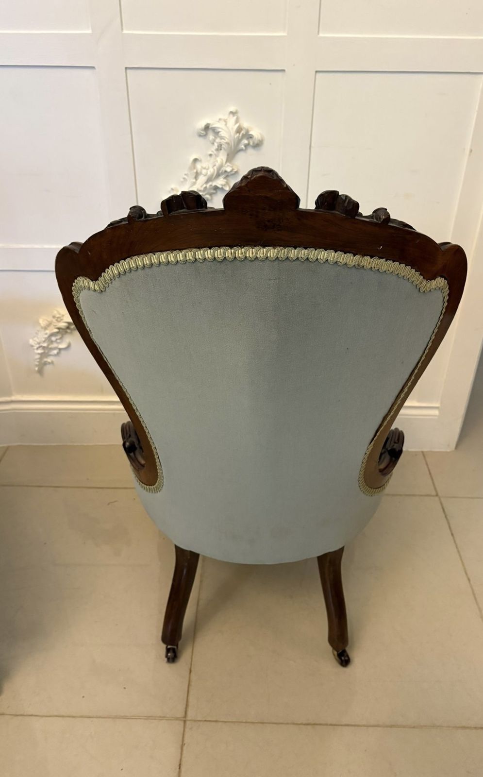 photo furniture Outstanding Quality Pair Of Antique 19th Century Carved Walnut Ladies And Gentlemen’s Chairs