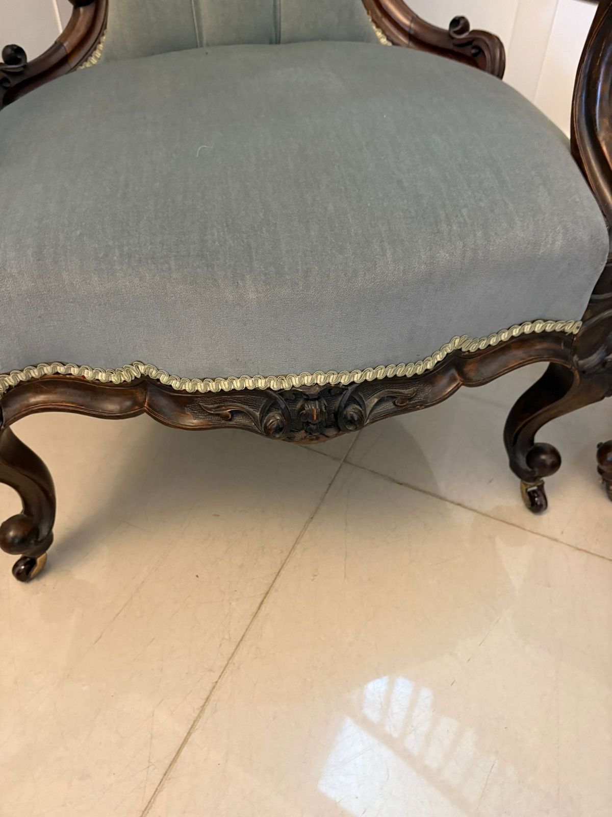 photo vintage Outstanding Quality Pair Of Antique 19th Century Carved Walnut Ladies And Gentlemen’s Chairs