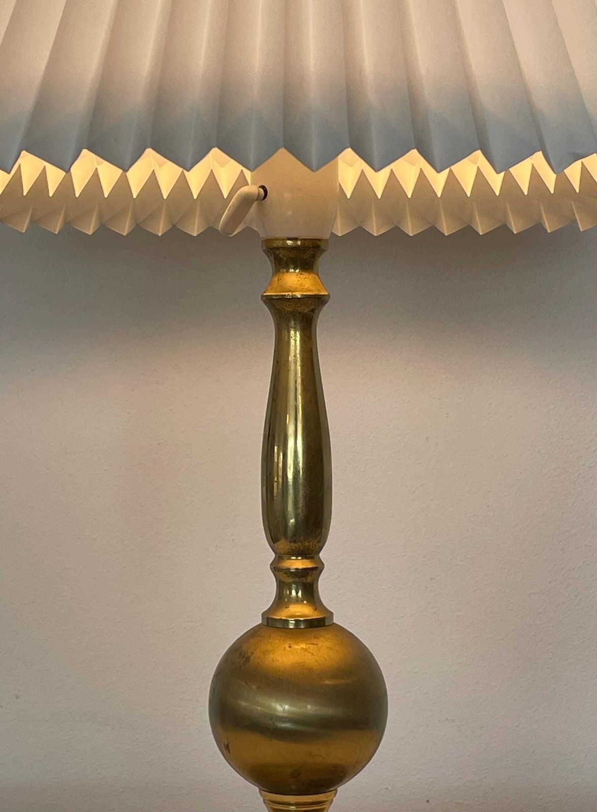 Vintage Danish Mid Century Large Brass Design Table Lamp In Organic Shapes With Original Le Klint White Pleated Shade photo 303.0