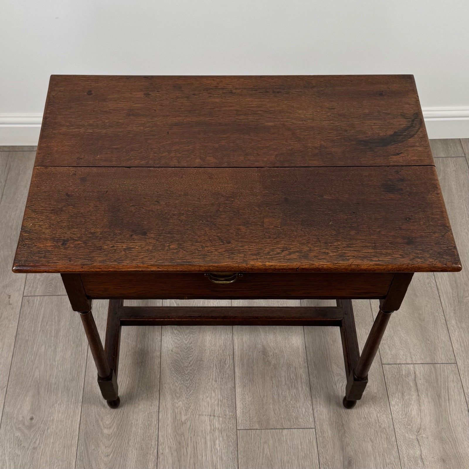 photo furniture Antique 18th Century Good Quality Side Table In Oak