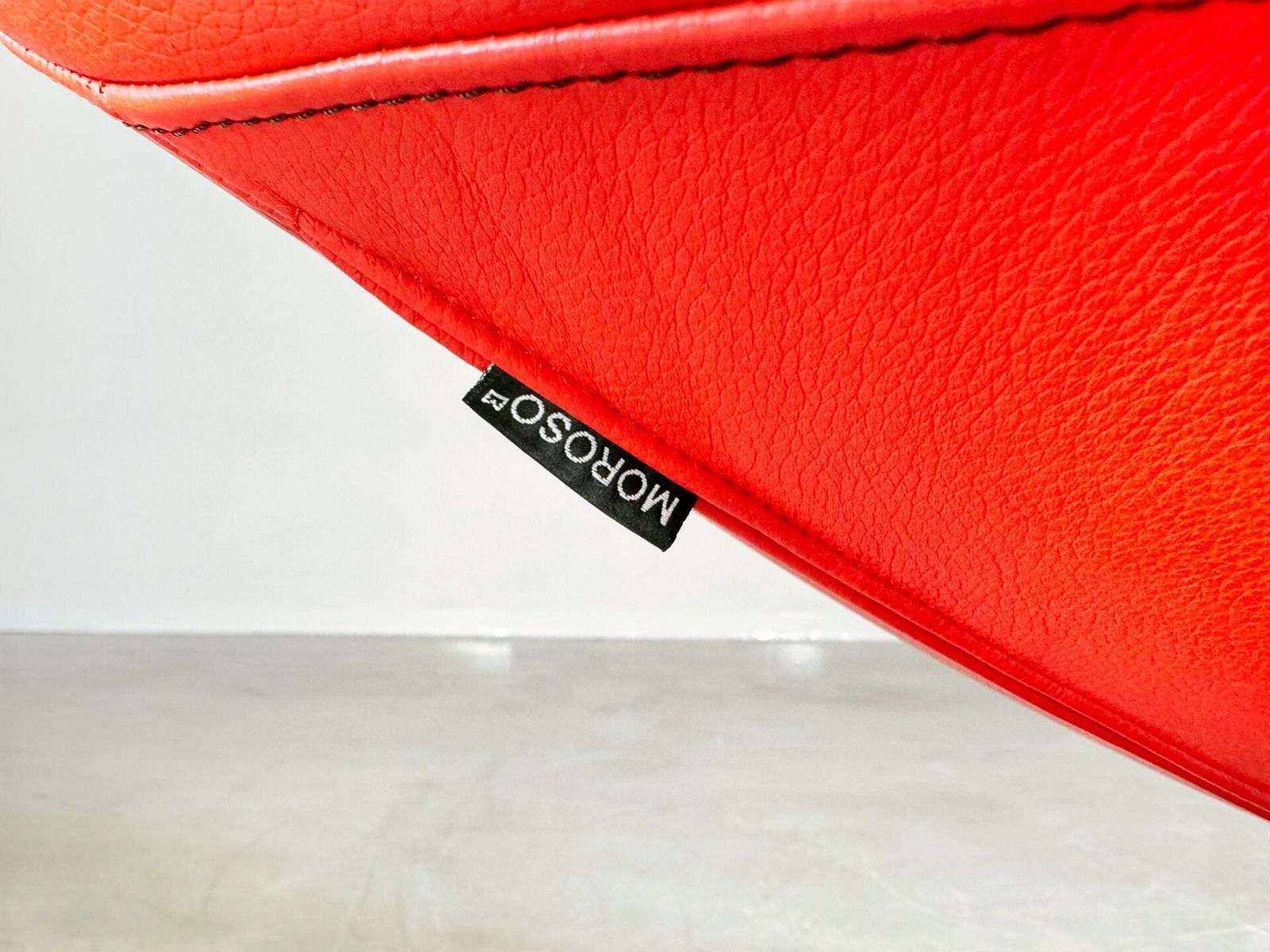 photo for sale Moroso fauteuil in rood leer, Patricia Urquiola, draaibaar