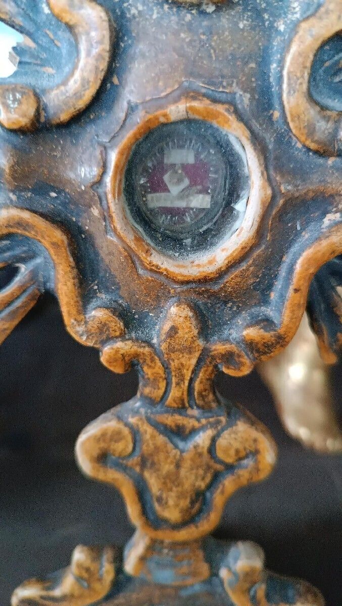 photo furniture Small Reliquary In Lacquered Wood With Relic From The 18th Century