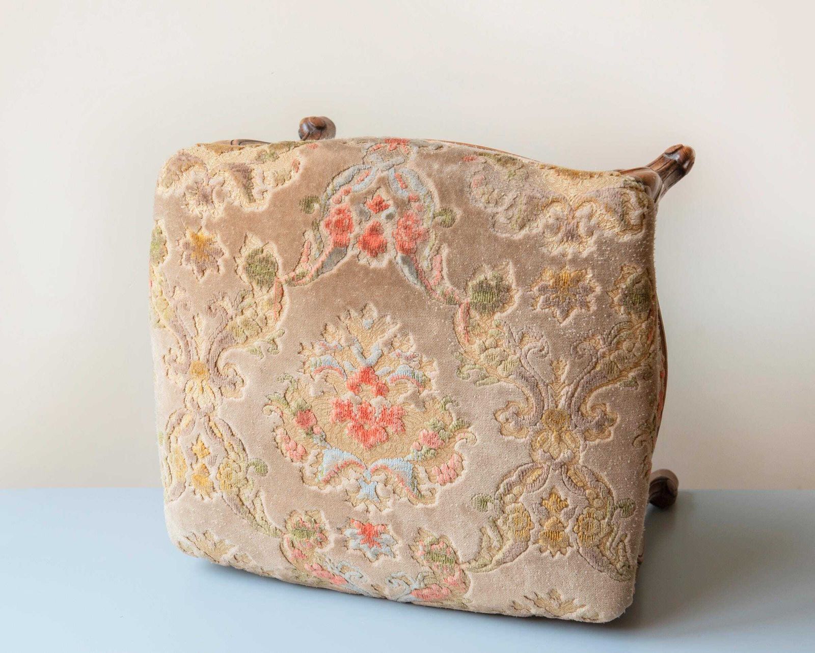 Antieke Houten Kruk Met Fluwelen Zitting, Franse Voetenbank, Renaissance Stijl, Rustieke Bank, Gebogen Poten, Handgesneden Tabouret photo vinterior