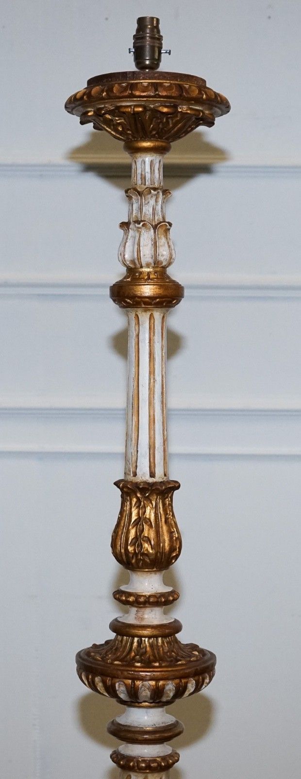 Italian Florentine Style Carved & Hand Painted White & Gilt Standard Floor Lamp photo vinterior