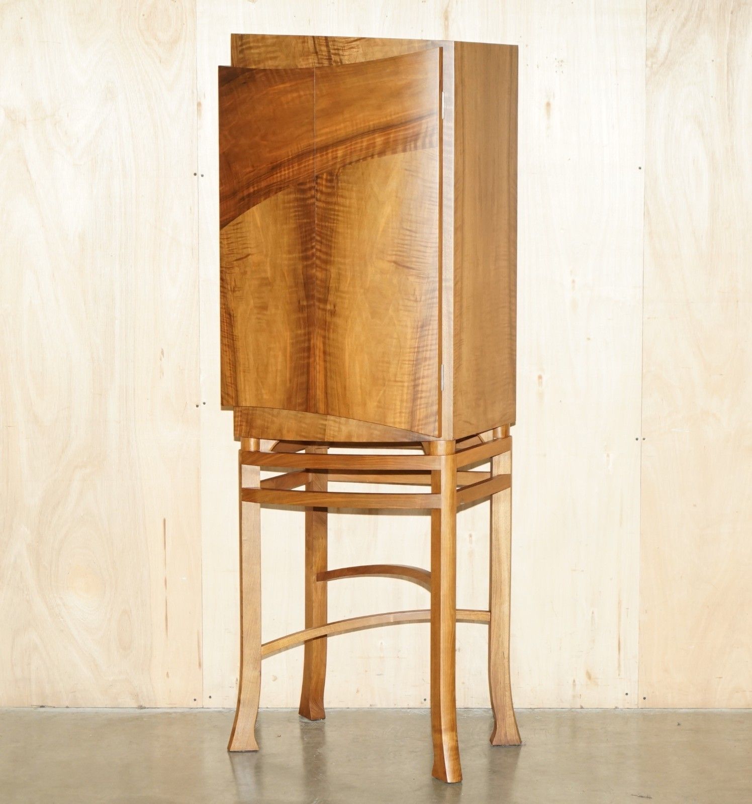Rrp £6,350 English Walnut Derek Elliott Glass Shelved Display Or Drinks Cabinet
