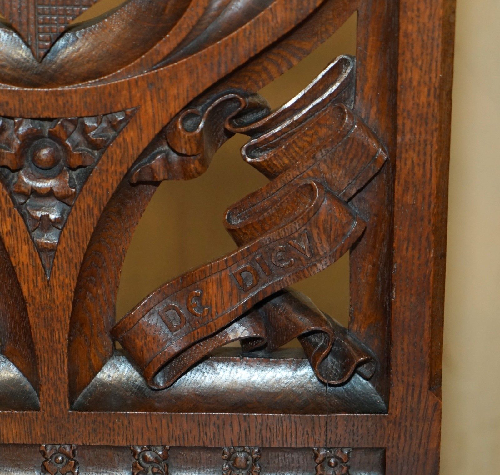 photo furniture Antique Carved English Oak Side Hall Chair With Armorial Crest Coat Of Arms