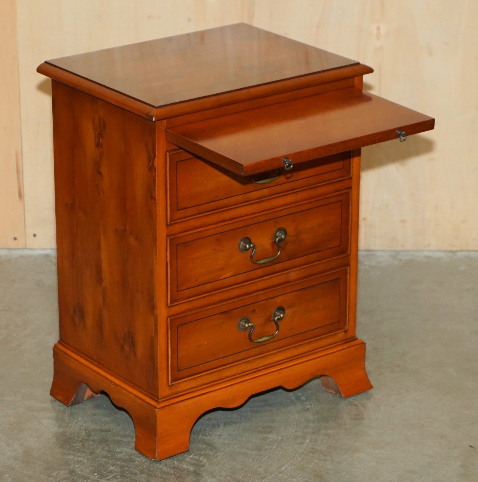 photo vintage Pair Of Bradley Furniture Burr Yew Bedside Table Nightstand Drawers Butlers Tray