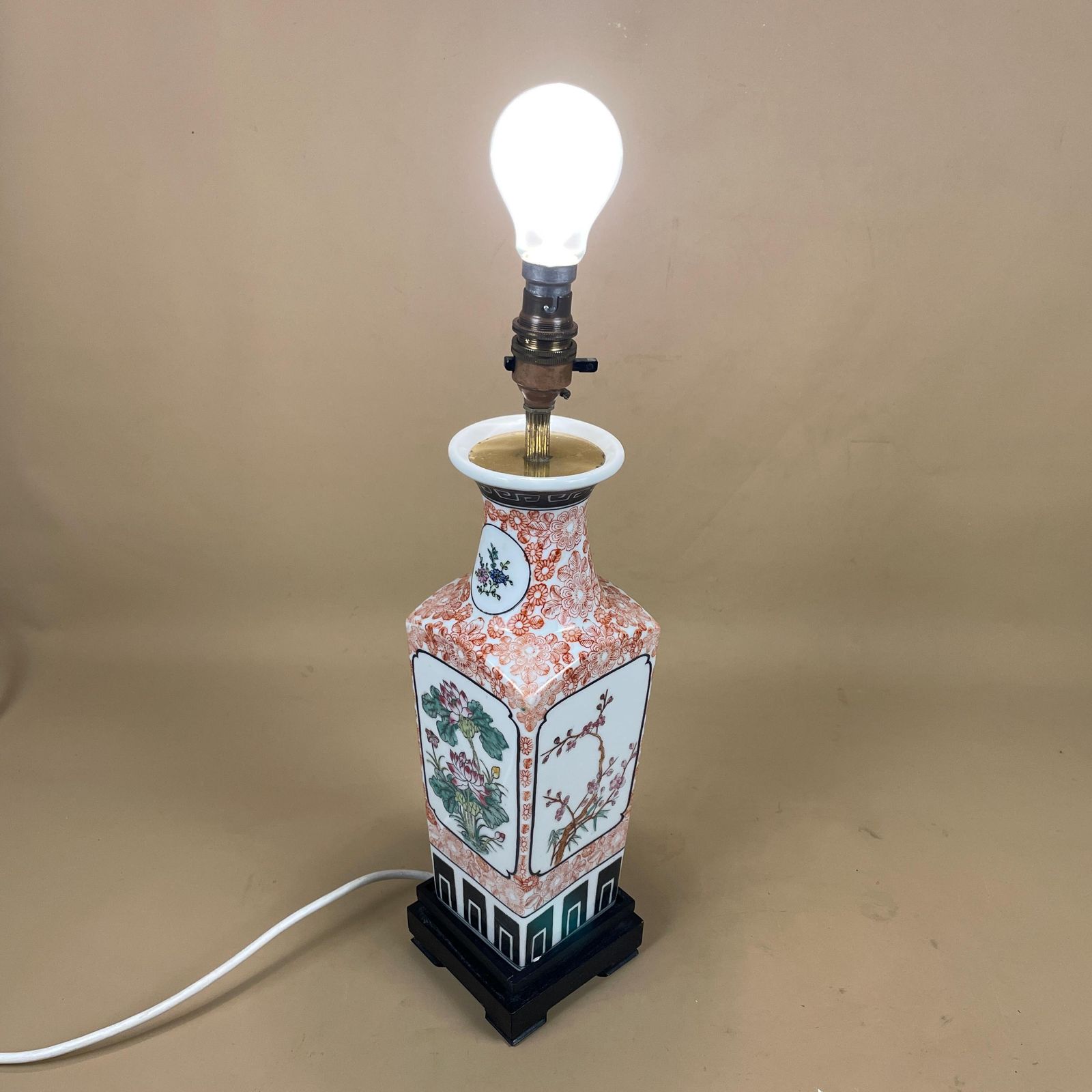 photo furniture Vintage Ceramic Lamp Light Bedside Table Hand Painted Floral Design Pattern Wood Base Oriental Chinese Vase White Antique Brass Ginger Jar