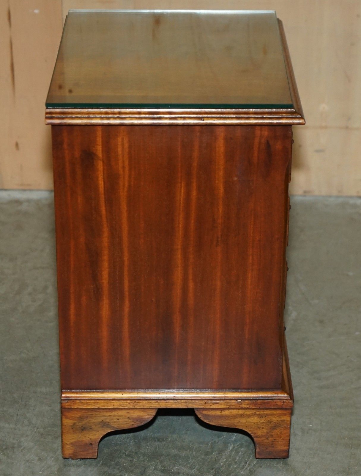photo furniture Vintage Pair Of Flamed Mahogany Side Table Sized Nightstands Chest Of Drawers