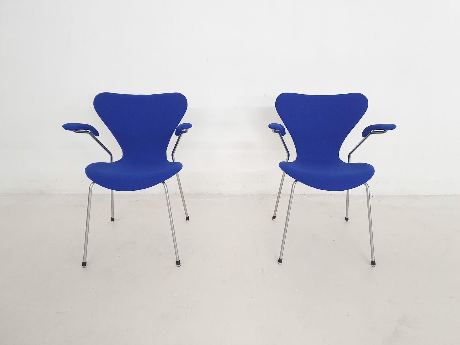 Set Of 2 Model 3207 Dining Chairs By Arne Jacobsen For Fritz Hansen, Denmark 2001 photo furniture