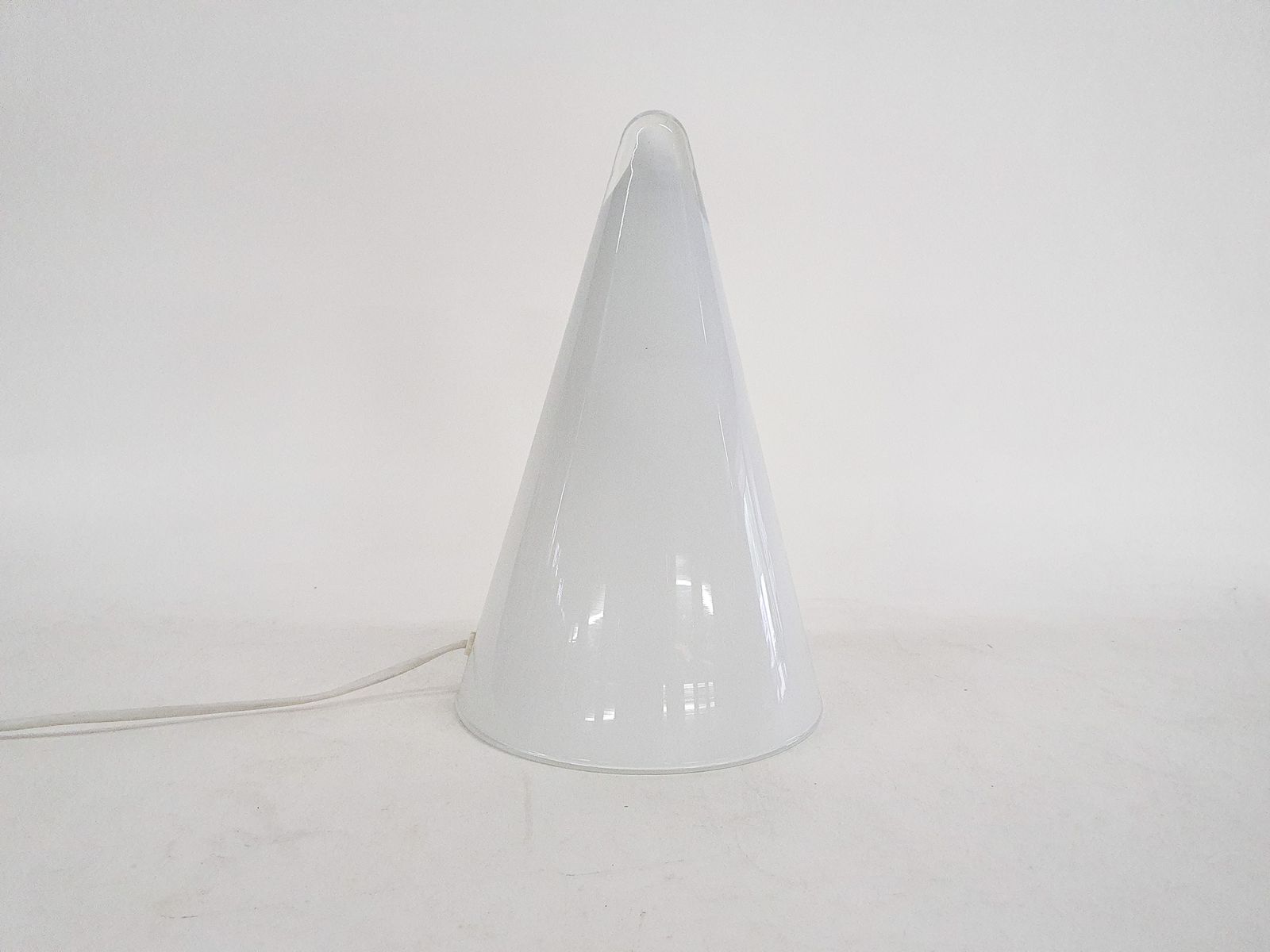 Melkglazen Piramide Tafellamp "Teepee" Van Sce France photo furniture