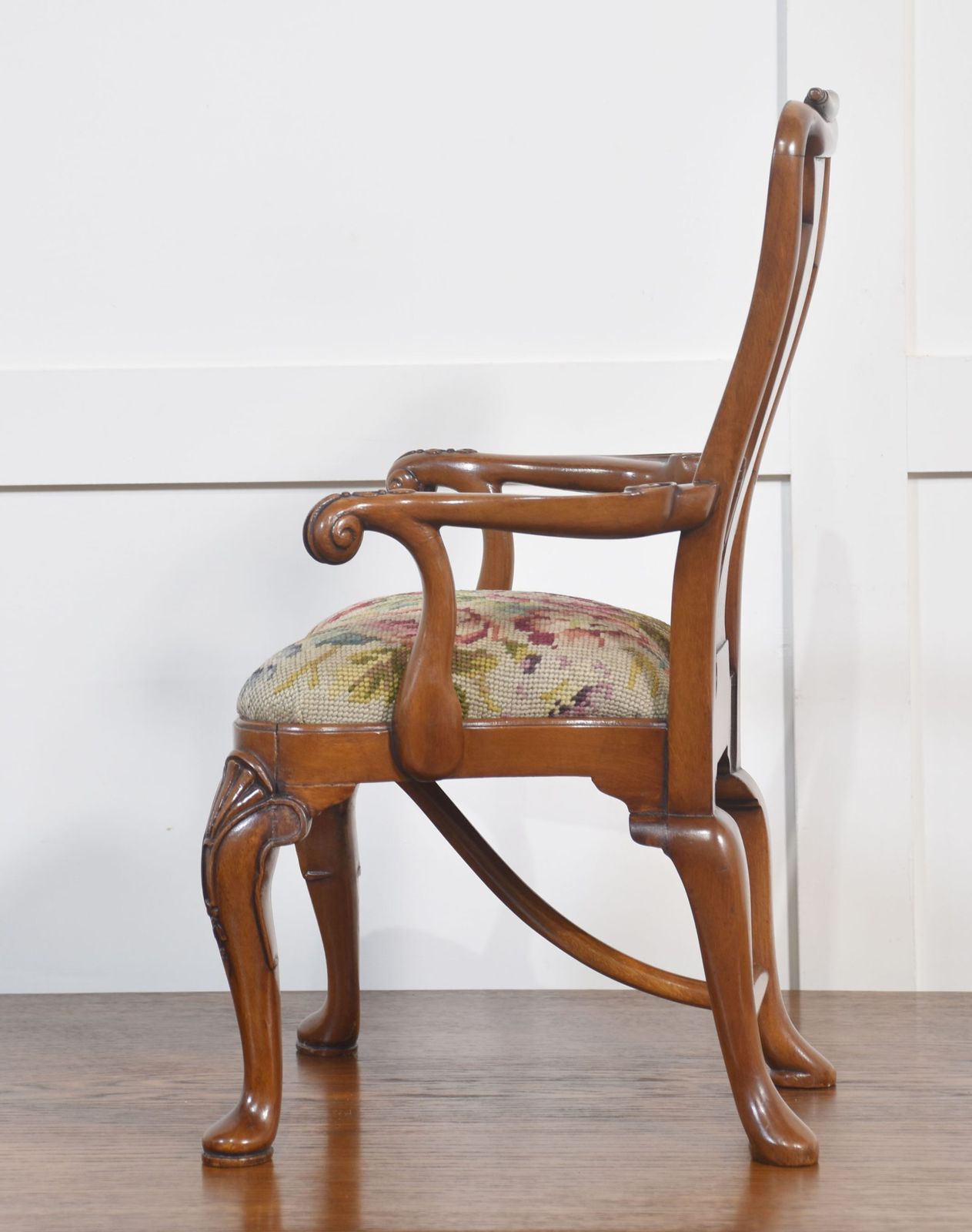 Walnut Childs Armchair, 1800s, Antique photo vinterior