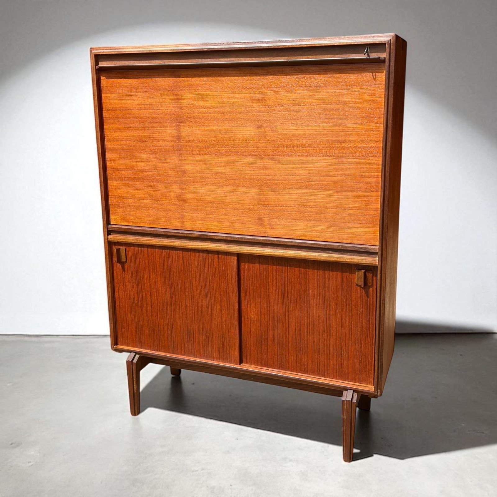 Mid Century Bureau By Robert Heritage For Beaver & Tapley