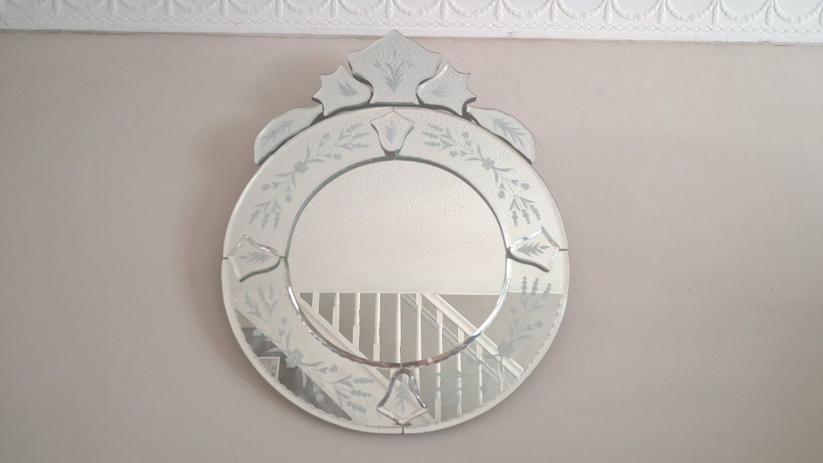 photo vintage Beautiful Venetian Etched And Bevelled Glass Ornate Mirror