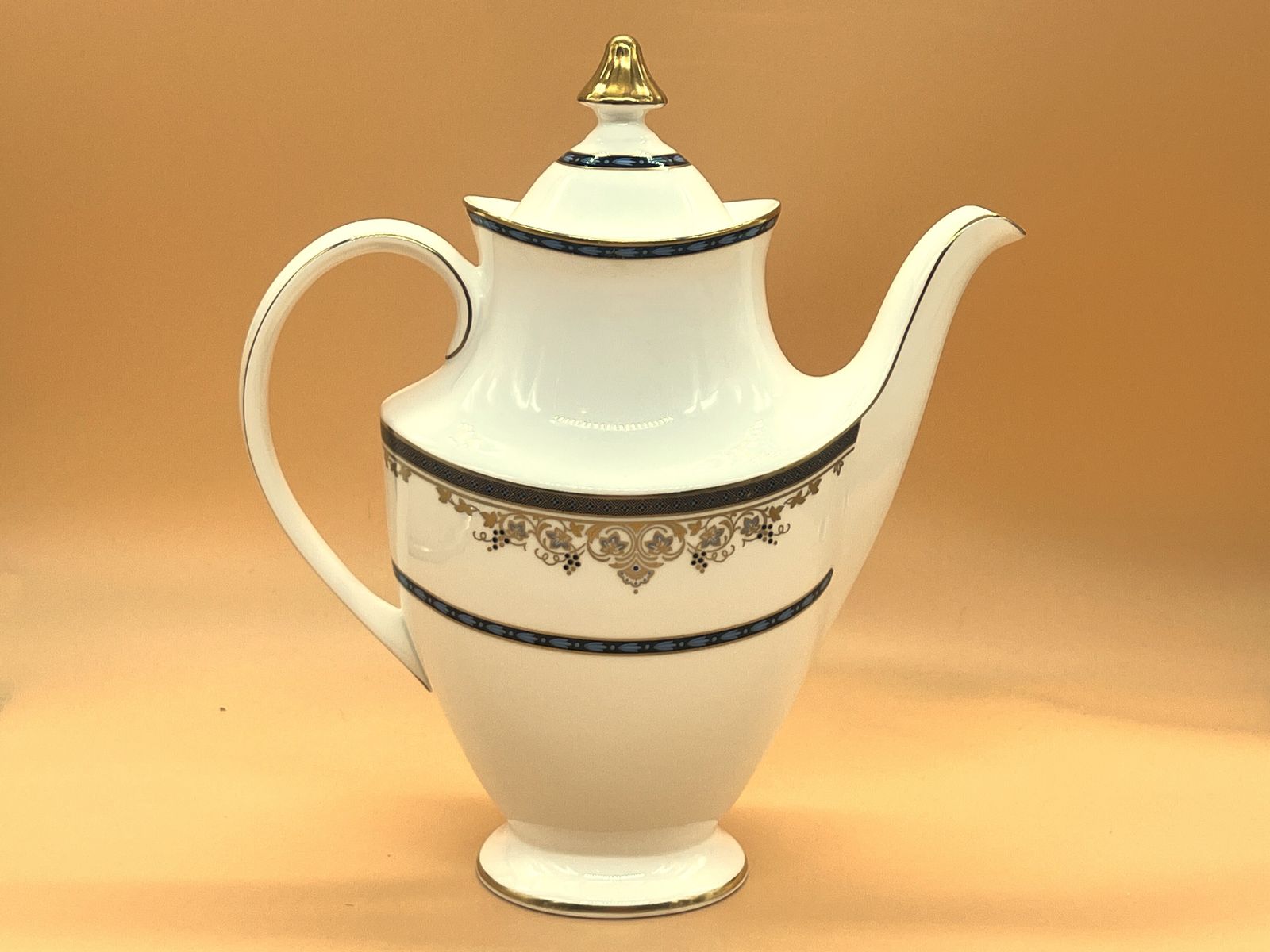 Vintage Royal Doulton China Winchester Design 2 Pint Capacity Coffee Pot. H5094. C1983. photo vintage