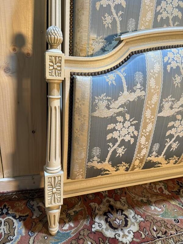 Lit Capitonné De Style Louis XVI En Bois Beige photo 480.0