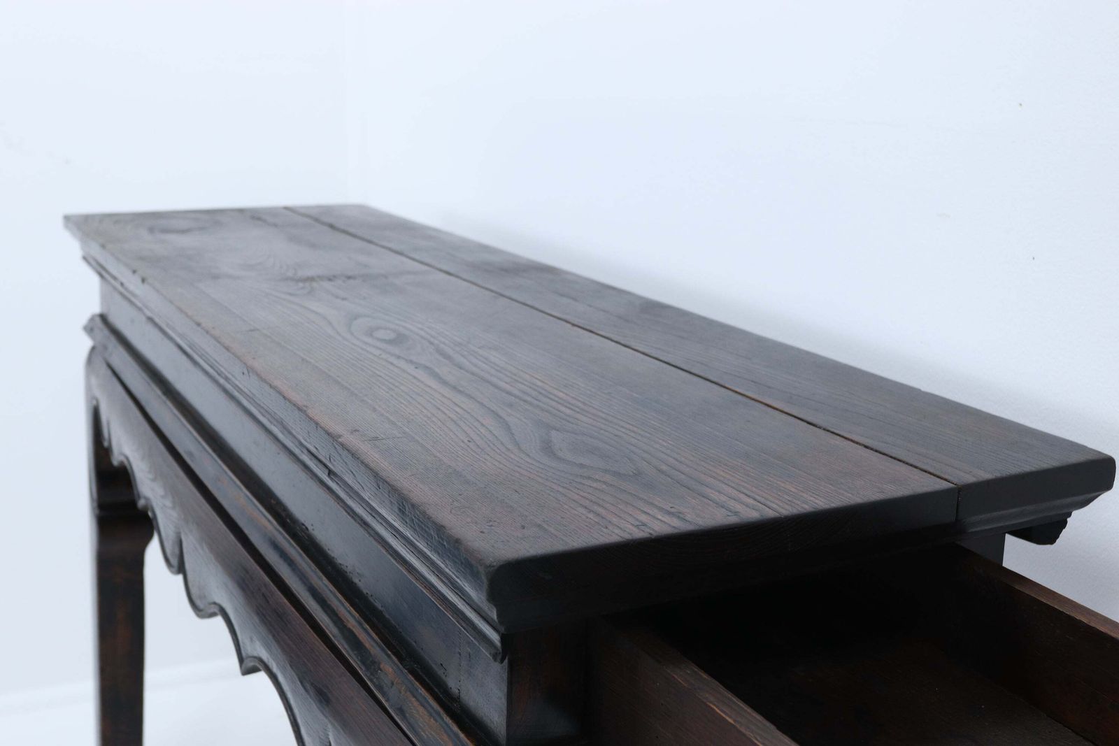 photo vinterior Late 18th Century Chinese Walnut Altar Table