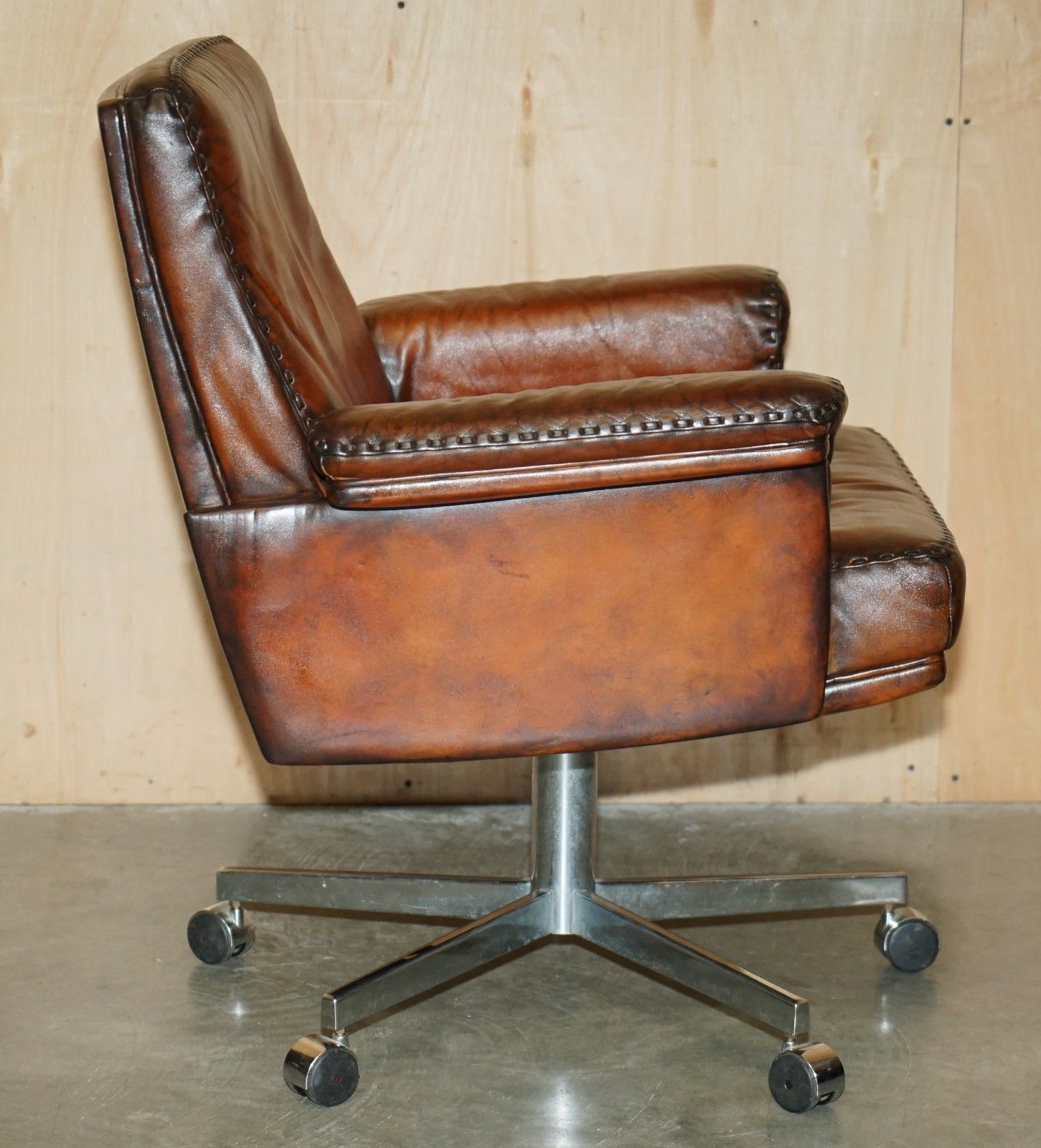 photo vintage Restored Mid Century De Sede Ds35 Executive Swivel Directors Chair Brown Leather