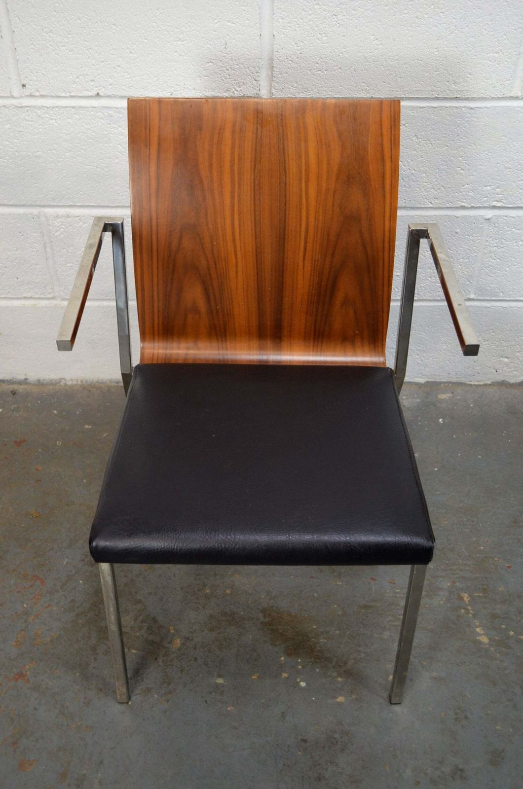 A Retro Chrome & Walnut Chair photo 70.0