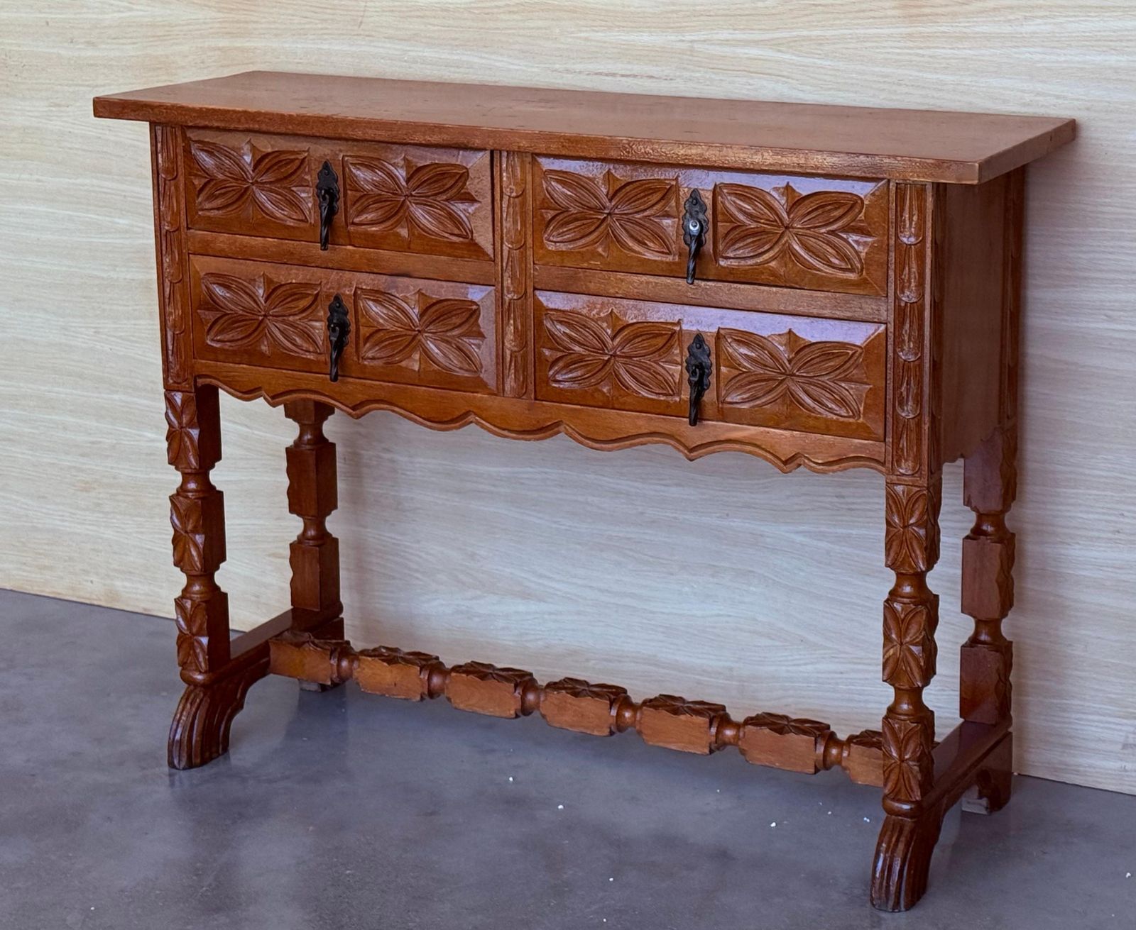 Console catalane espagnole en noyer sculpté, quatre tiroirs, XIXe siècle photo vinterior