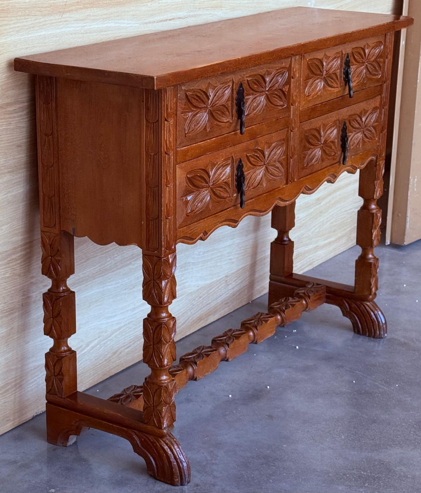 Console catalane espagnole en noyer sculpté, quatre tiroirs, XIXe siècle photo buy