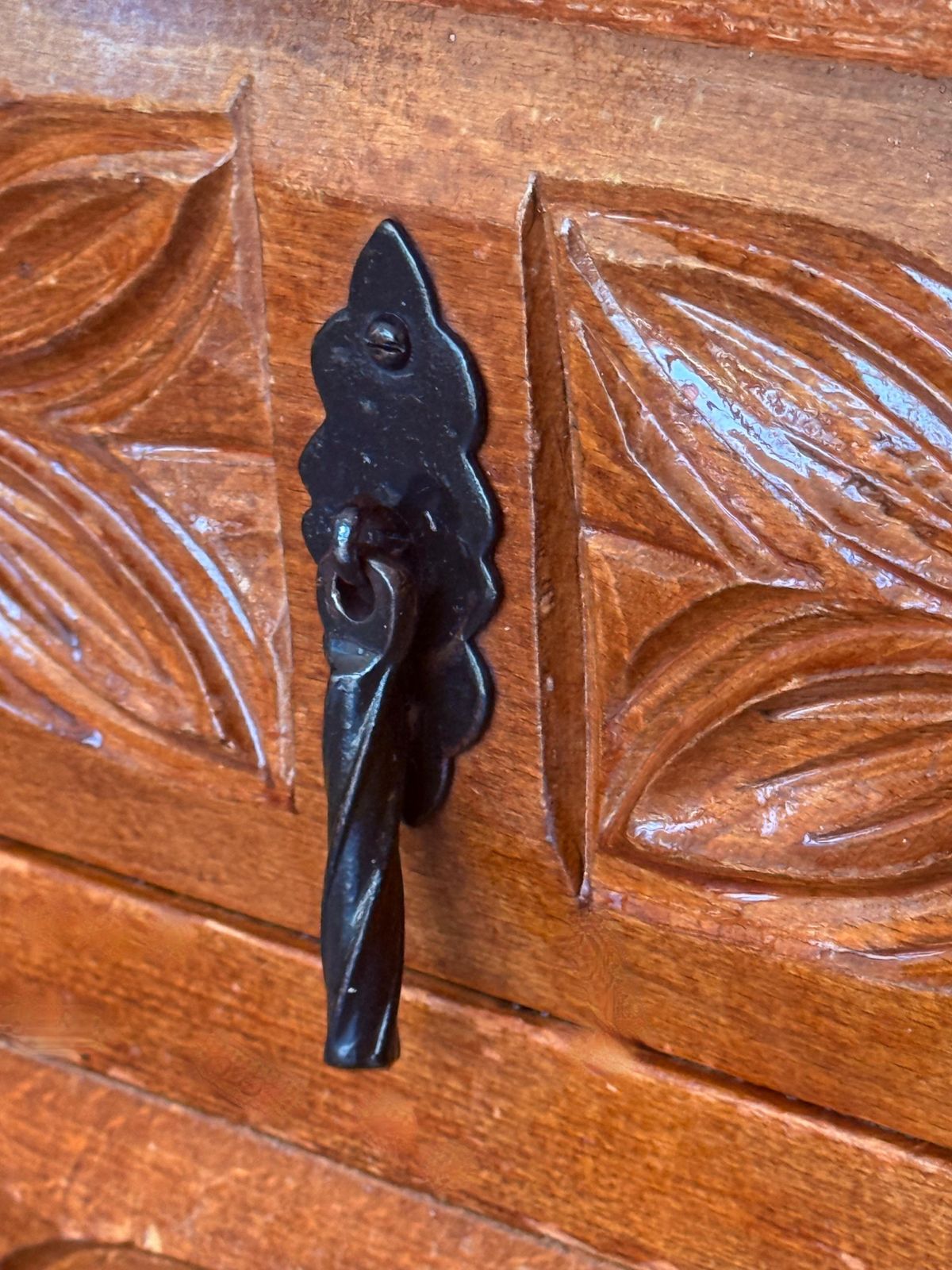 photo vinterior Console catalane espagnole en noyer sculpté, quatre tiroirs, XIXe siècle