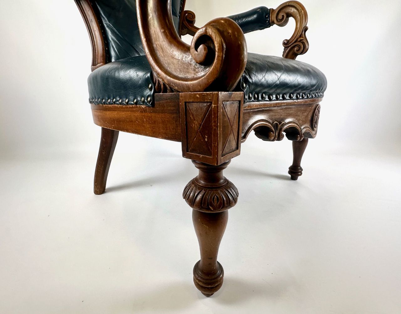 photo vinterior Antique French Armchair In Walnut And Blue Leather, 1890s
