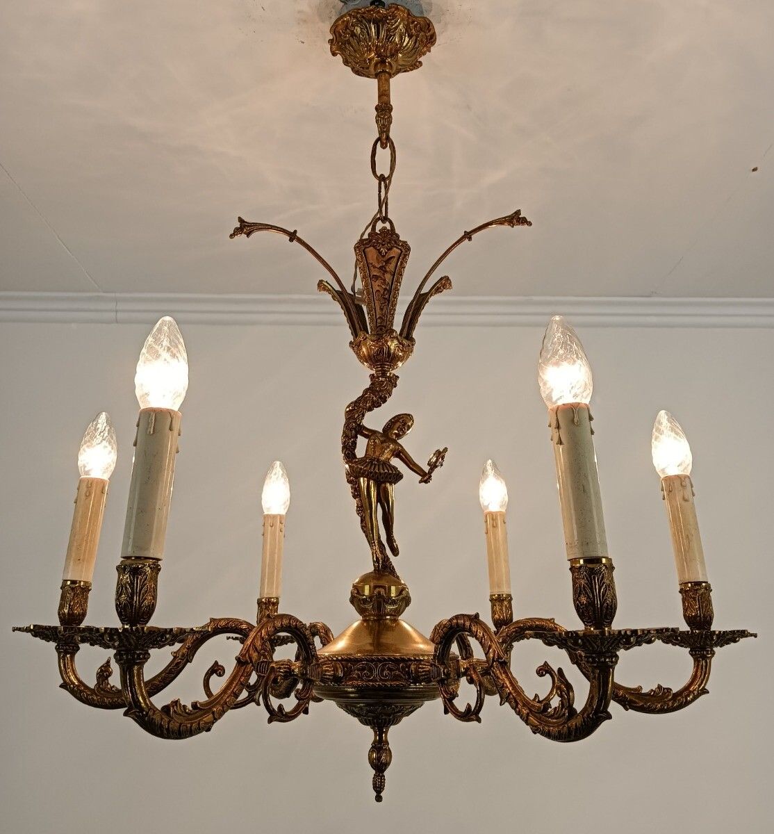 photo furniture Gorgeous Bronze Brass Chandelier Vintage 6 Lights Lady Looking In Mirror Ornate