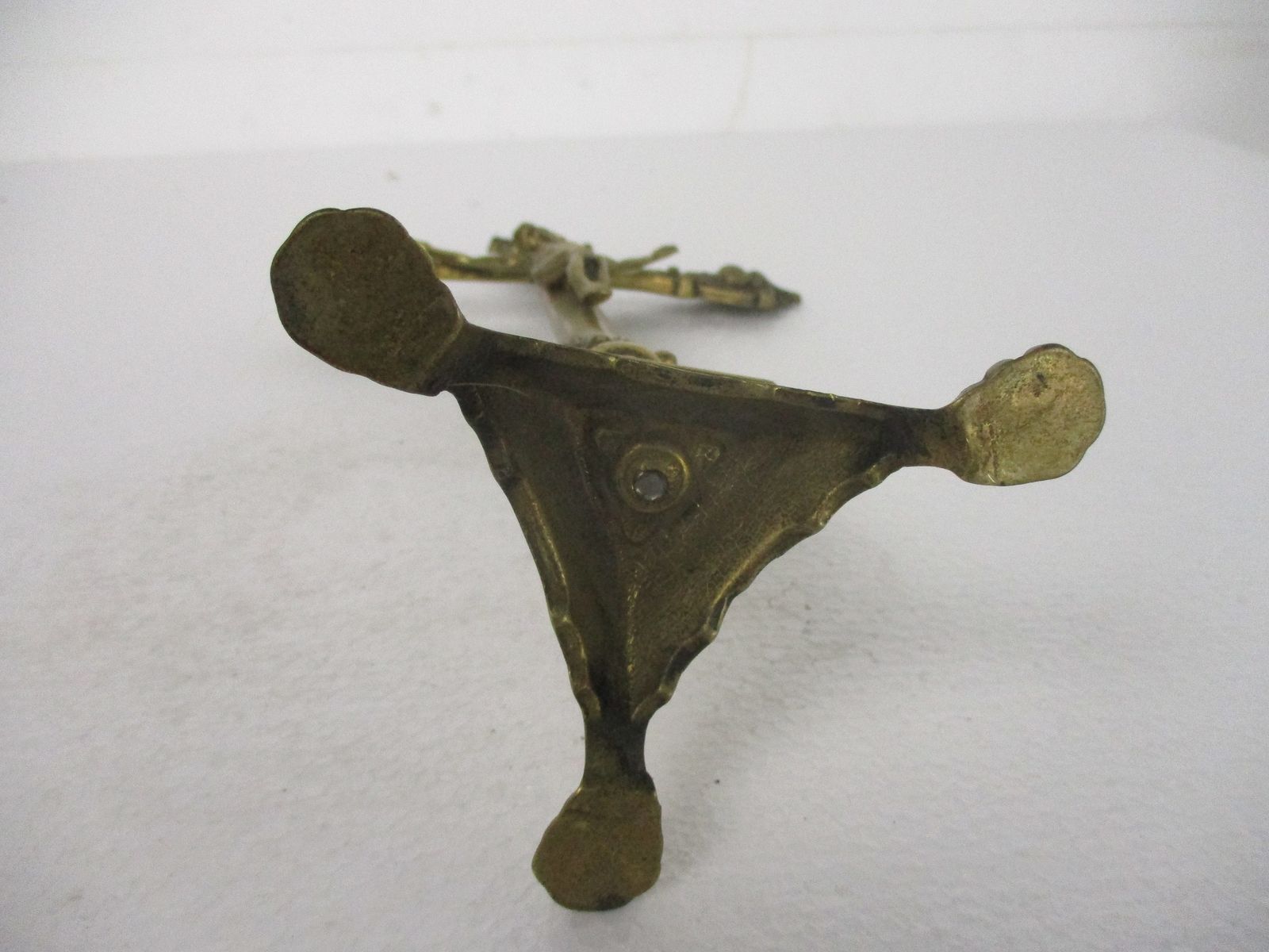 Brass Table Standing Crucifix Cross Jesus Christ Calvary Ornate Lion Feet 14.96& photo vintage