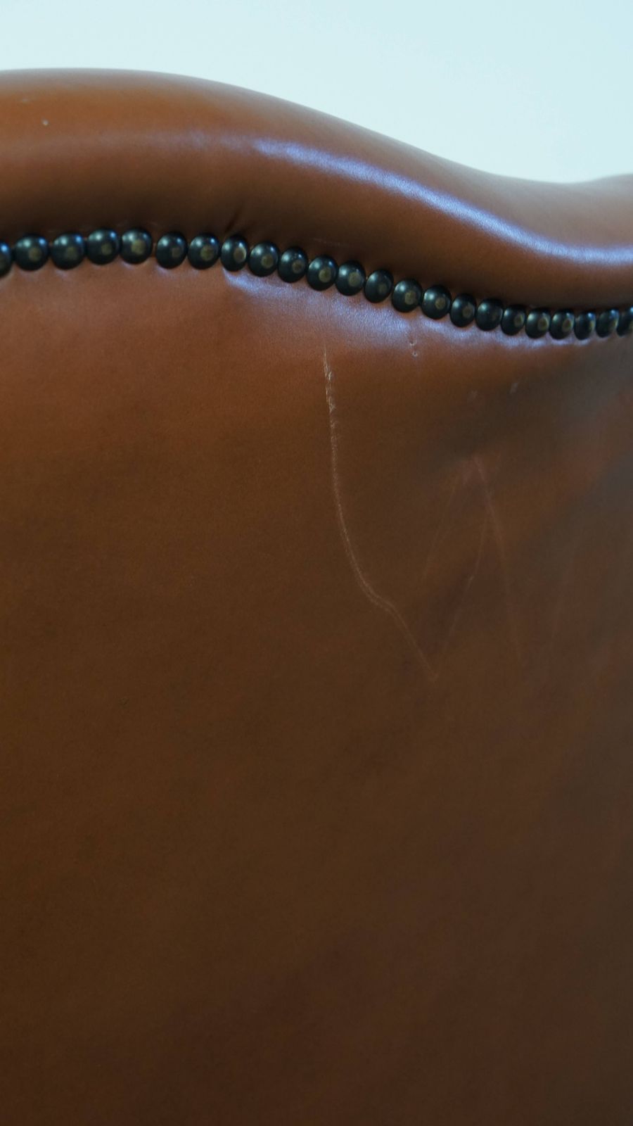 810.3083999999999 Stijlvolle Cognackleurige Koehuid Fauteuil In Engelse Stijl Met Siernagels – Goede Staat photo