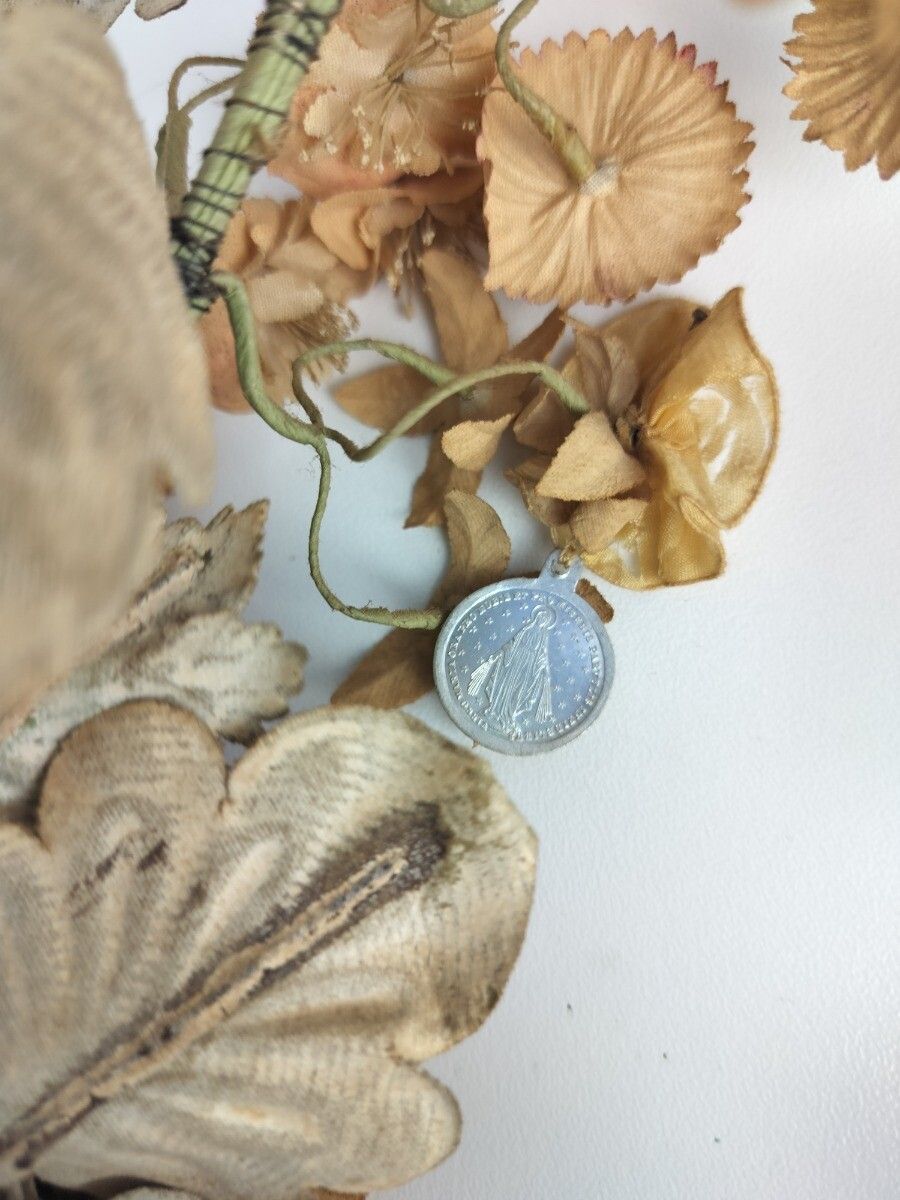 photo furniture Couple Porcelain Fan Flair Vases Silk Flower Bridal Bouquet Vieux Paris Antique