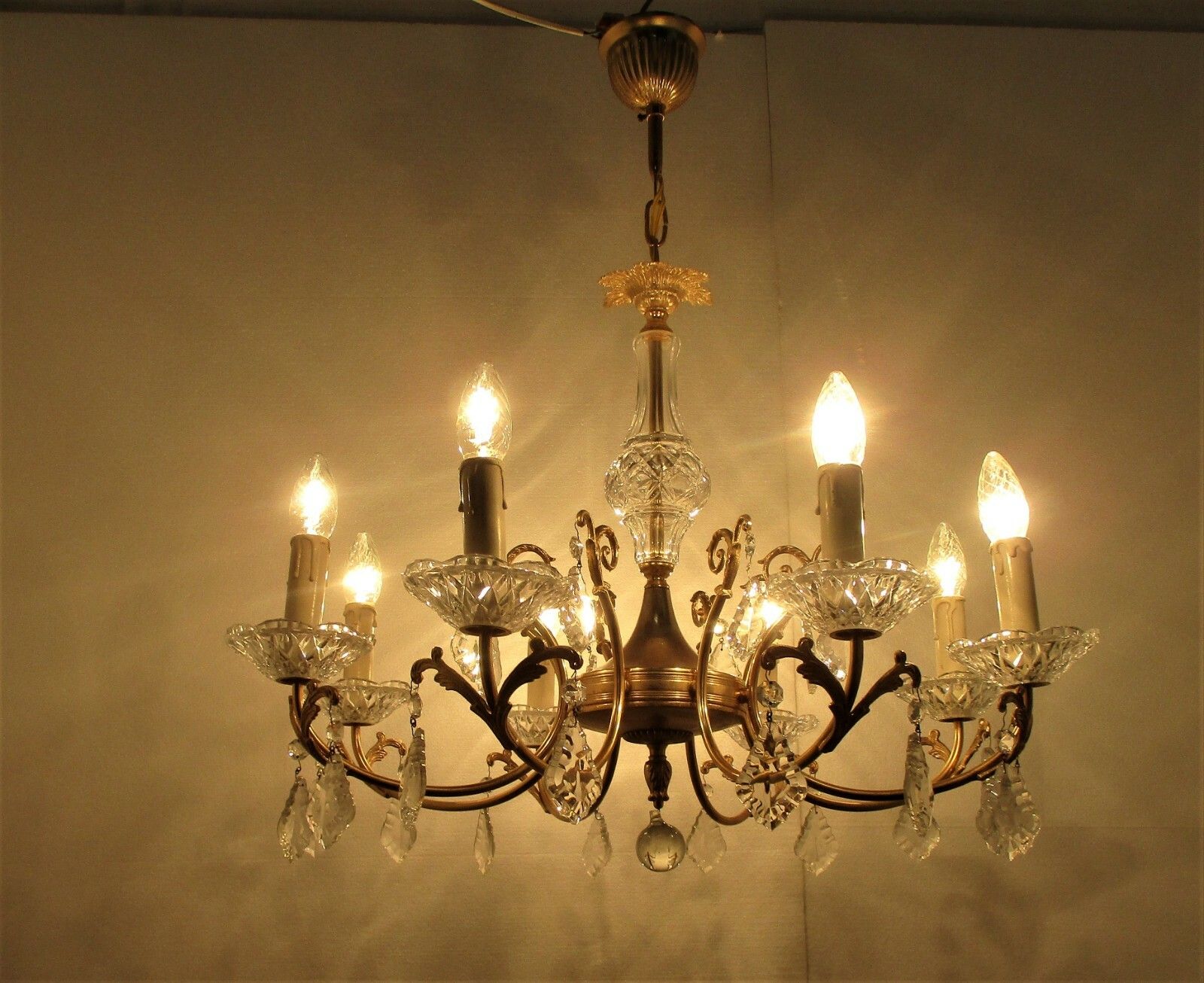 photo furniture Gorgeous Chandelier 8 Arms Lights Brass Prisms Hollywood Regency Marie Therese